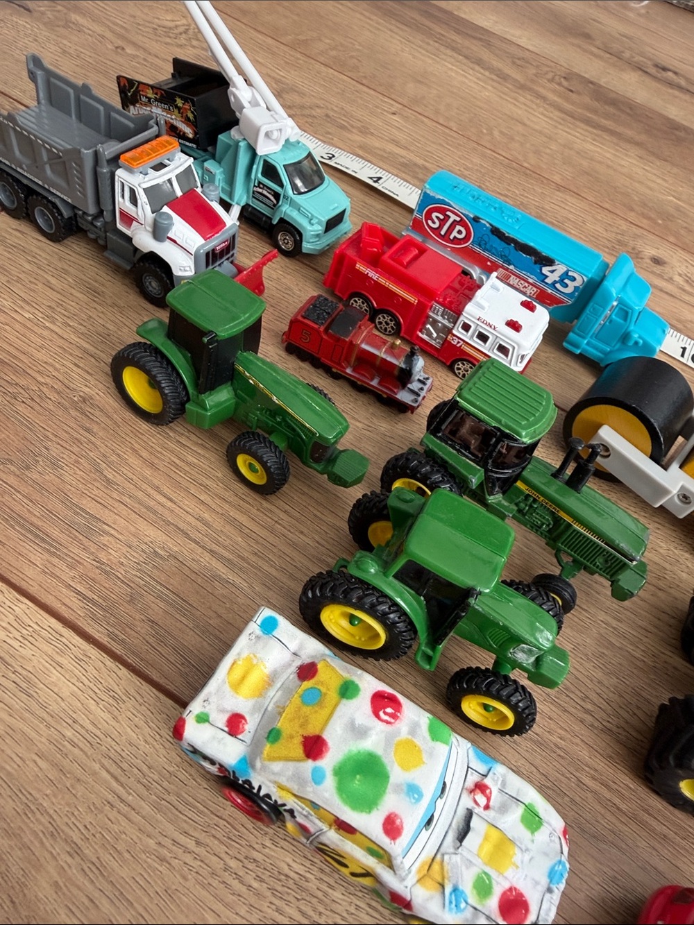 Set of assorted small toy vehicles - Picture 2 of 5